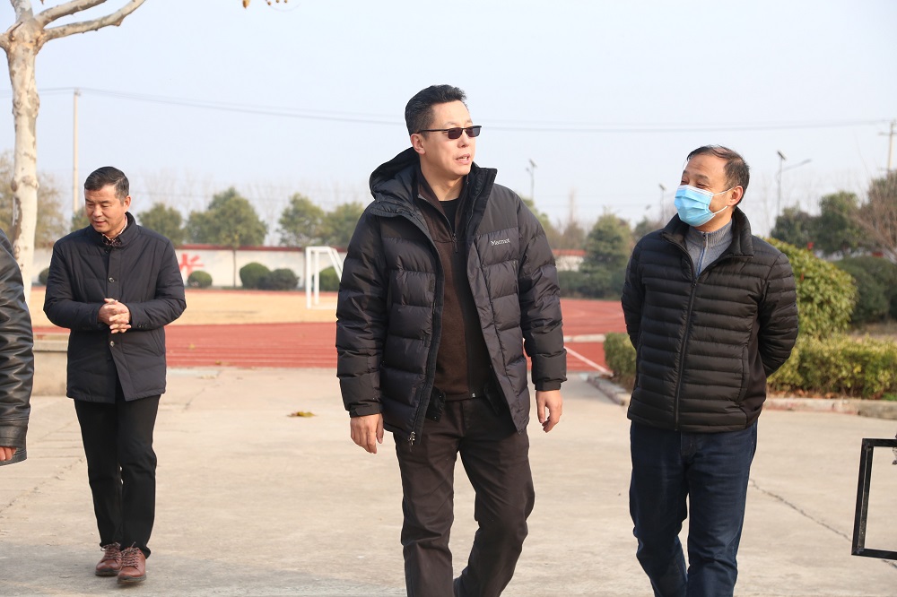 体育赛事教诲部教诲配备研讨与开展中间尺度与质量到处长张耀东到临宋庄小学调研
